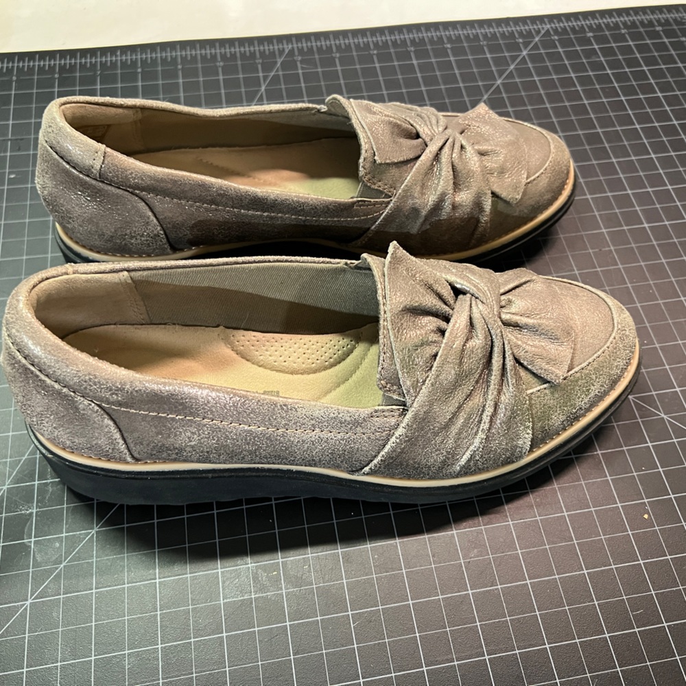 GUC Clark’s loafers metallic brushed gold size 8 - Picture 2 of 7